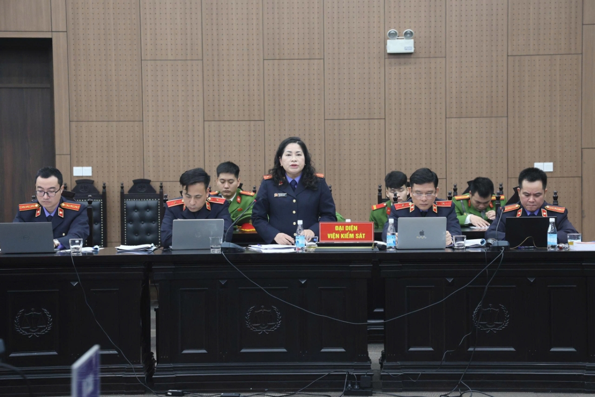 Đại diện Viện kiểm sát công bố bản cáo trạng.