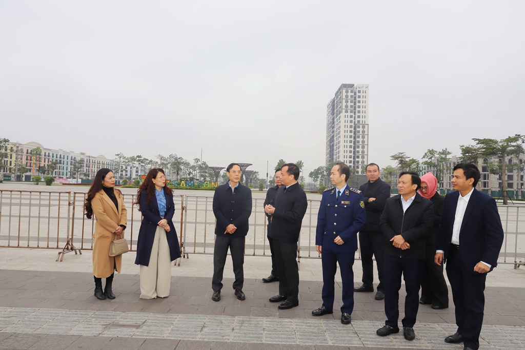 Phó Chủ tịch UBND tỉnh Thanh Hoá Đầu Thanh Tùng khảo sát tình hình phát triển du lịch tại phường Sầm Sơn.