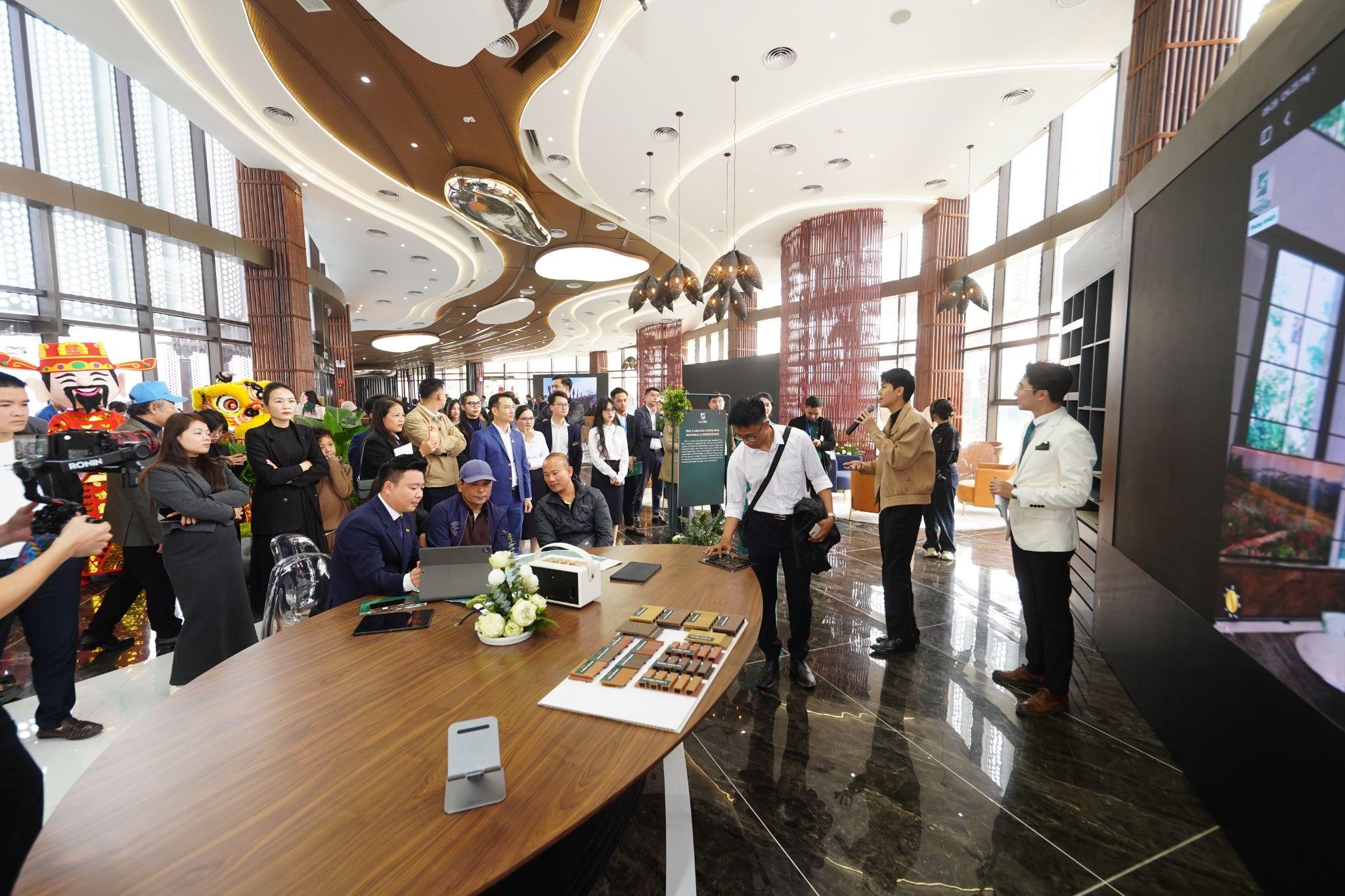 Khách hàng tham quan, trực tiếp trải nghiệm không gian 6Senses Gallery, lắng nghe những chia sẻ về vật liệu hoàn thiện của dự án. Nguồn ảnh: The Sensia.