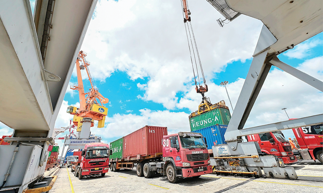 Hiện nay, phần lớn khối lượng vận tải hàng hóa tại phía Nam vẫn dựa vào đường bộ, chiếm hơn 70% sản lượng hàng hóa vận chuyển nội địa