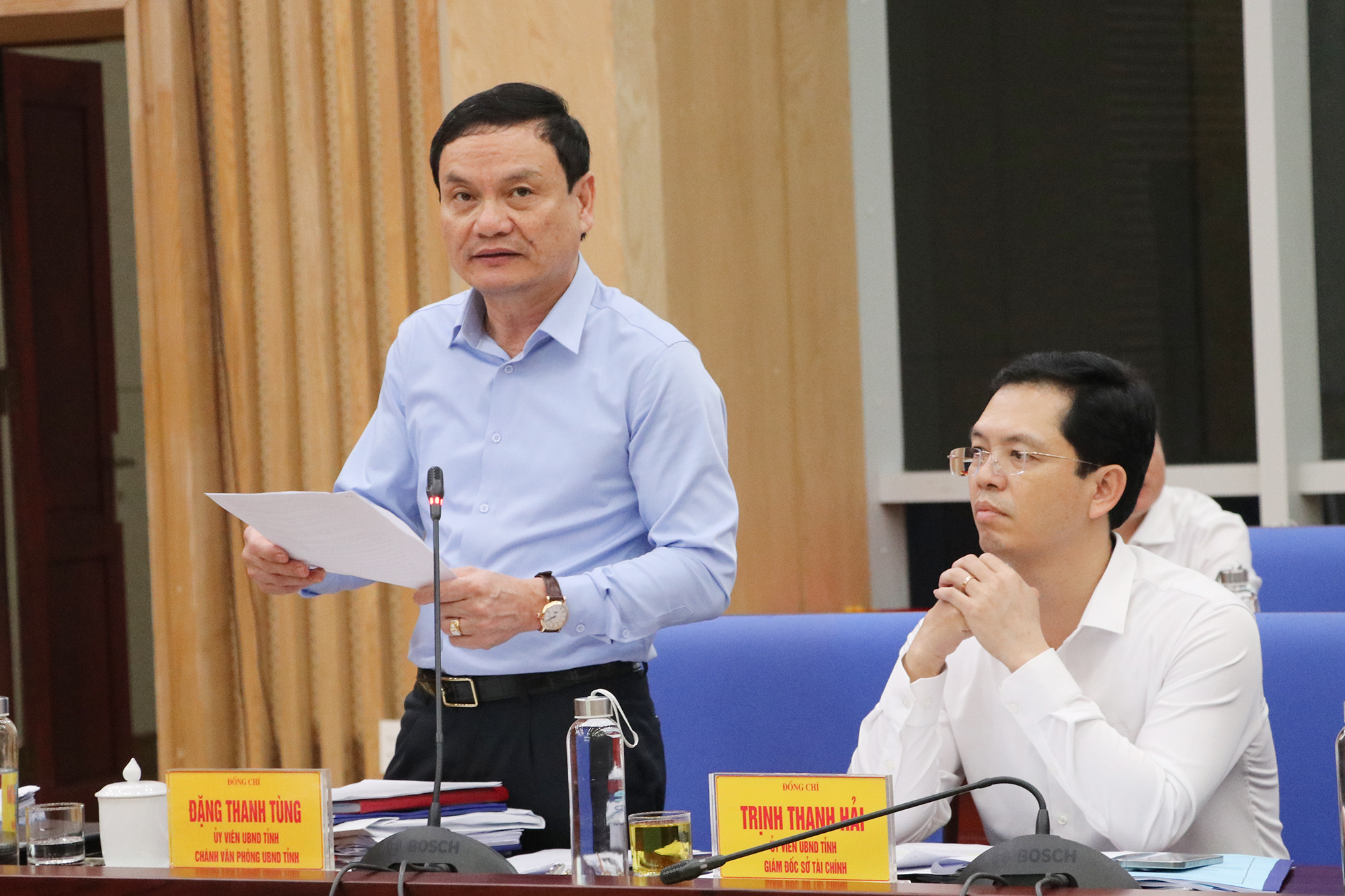 Chánh Văn phòng UBND tỉnh Nghệ An Đặng Thanh Tùng báo cáo tại phiên hopwj thường kỳ tháng 1/2026