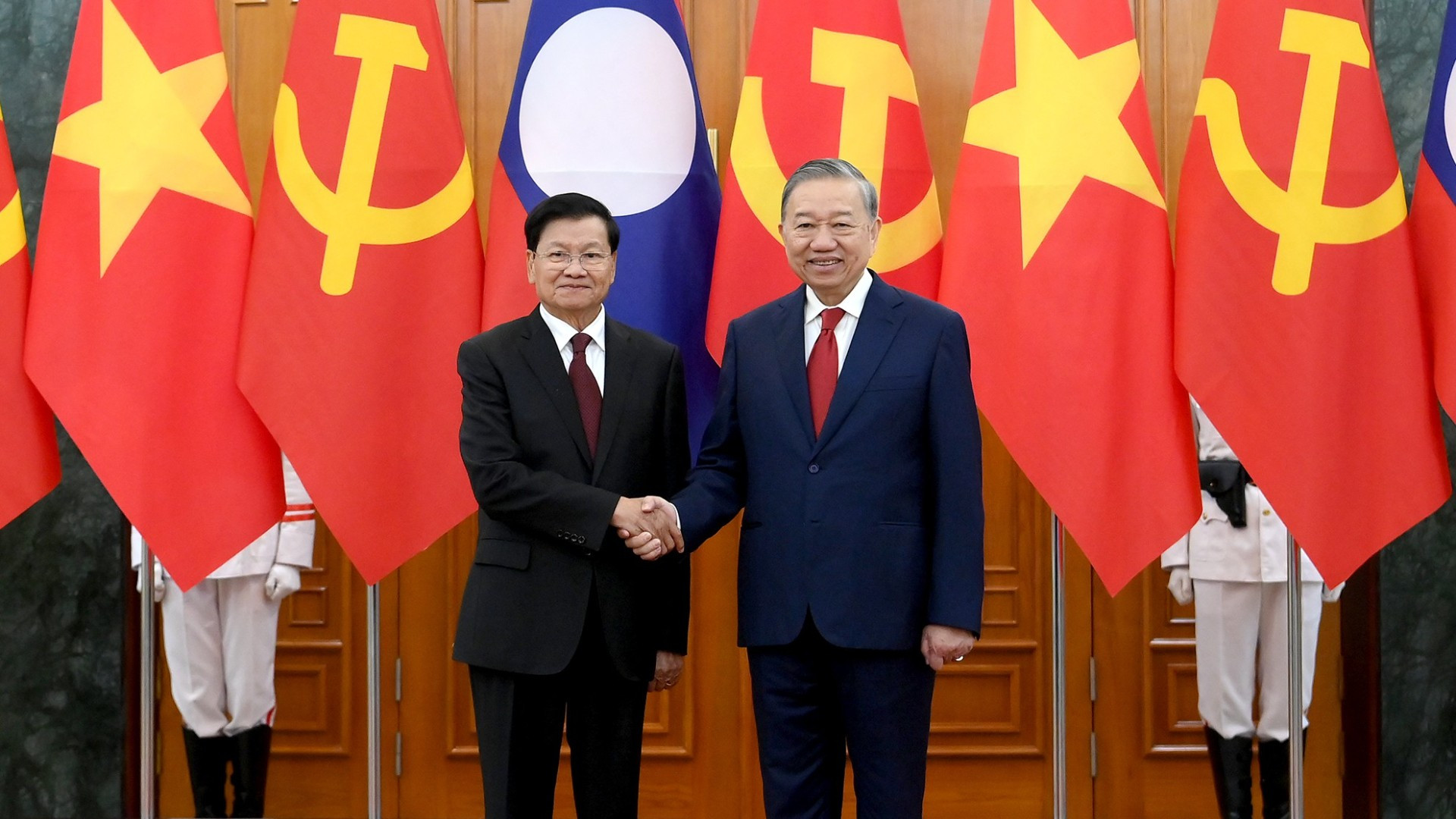 Tổng Bí thư Tô Lâm với Tổng Bí thư, Chủ tịch nước Lào Thongloun Sisoulith tại Trụ sở Trung ương Đảng. Ảnh: Nhân Dân