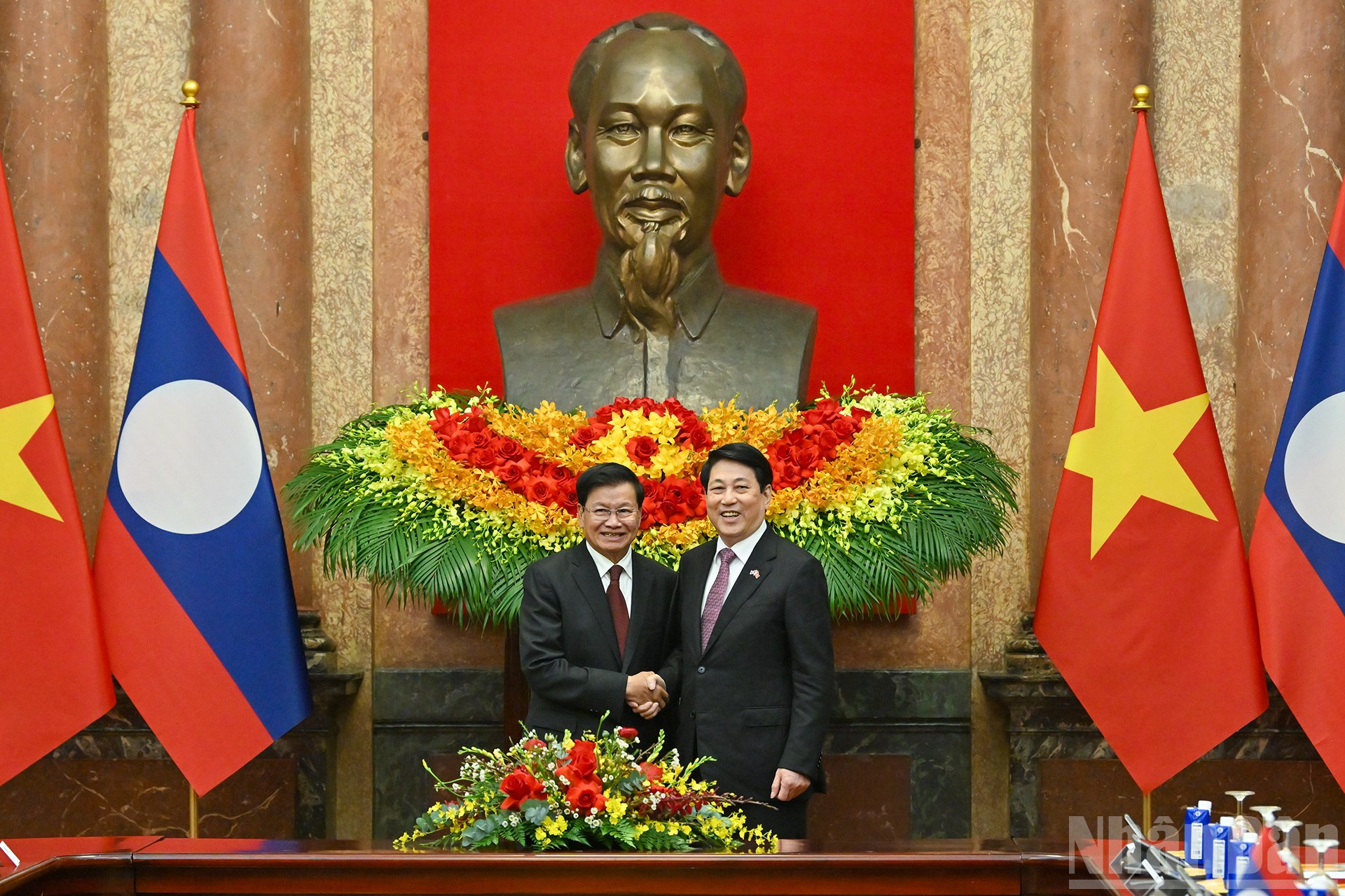 Chủ tịch nước Lương Cường và Tổng Bí thư, Chủ tịch nước Lào Thongloun Sisoulith. Ảnh: Nhân Dân.