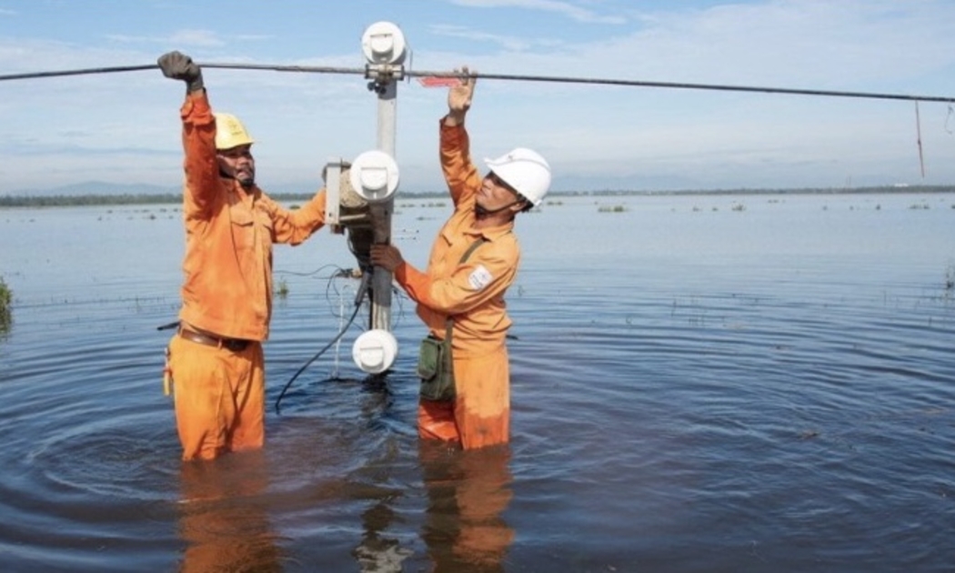 Công nhân Điện lực sửa chữa đường dây hư hỏng trong mùa mưa lũ.