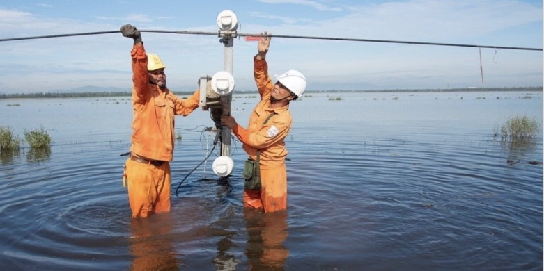 Công nhân Điện lực sửa chữa đường dây hư hỏng trong mùa mưa lũ.