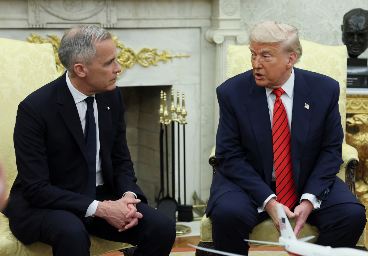Thủ tướng Canada Mark Carney (trái) và Tổng thống Mỹ Donald Trump trong cuộc gặp ở Nhà Trắng vào tháng 5/2025 - Ảnh: Reuters.