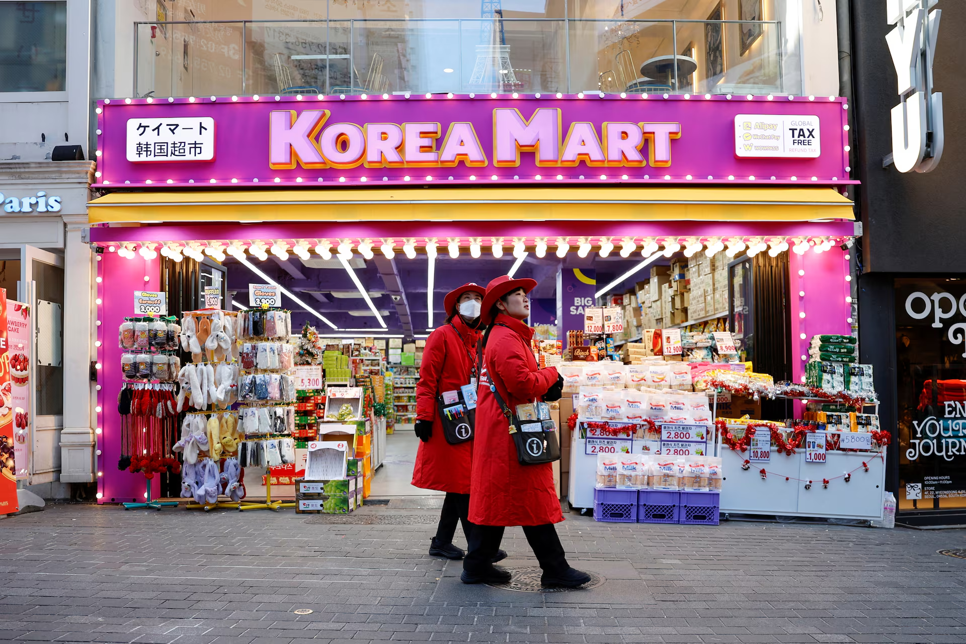 Du khách Trung dường như tiết kiệm hơn trong mua sắm khi du lịch quốc tế. 