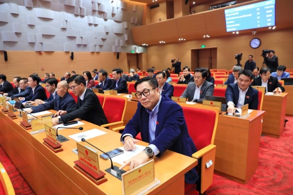 Các đại biểu bấm nút thông qua nghị quyết - Ảnh: HĐND TP