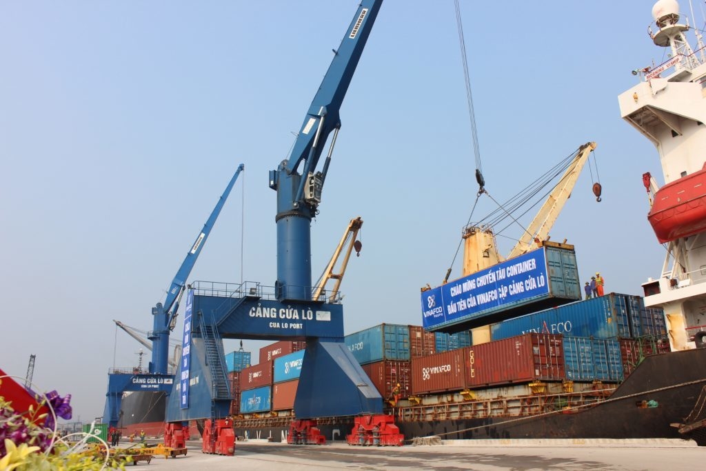 Hoạt động bốc dỡ hàng hóa tại cảng Cửa Lò