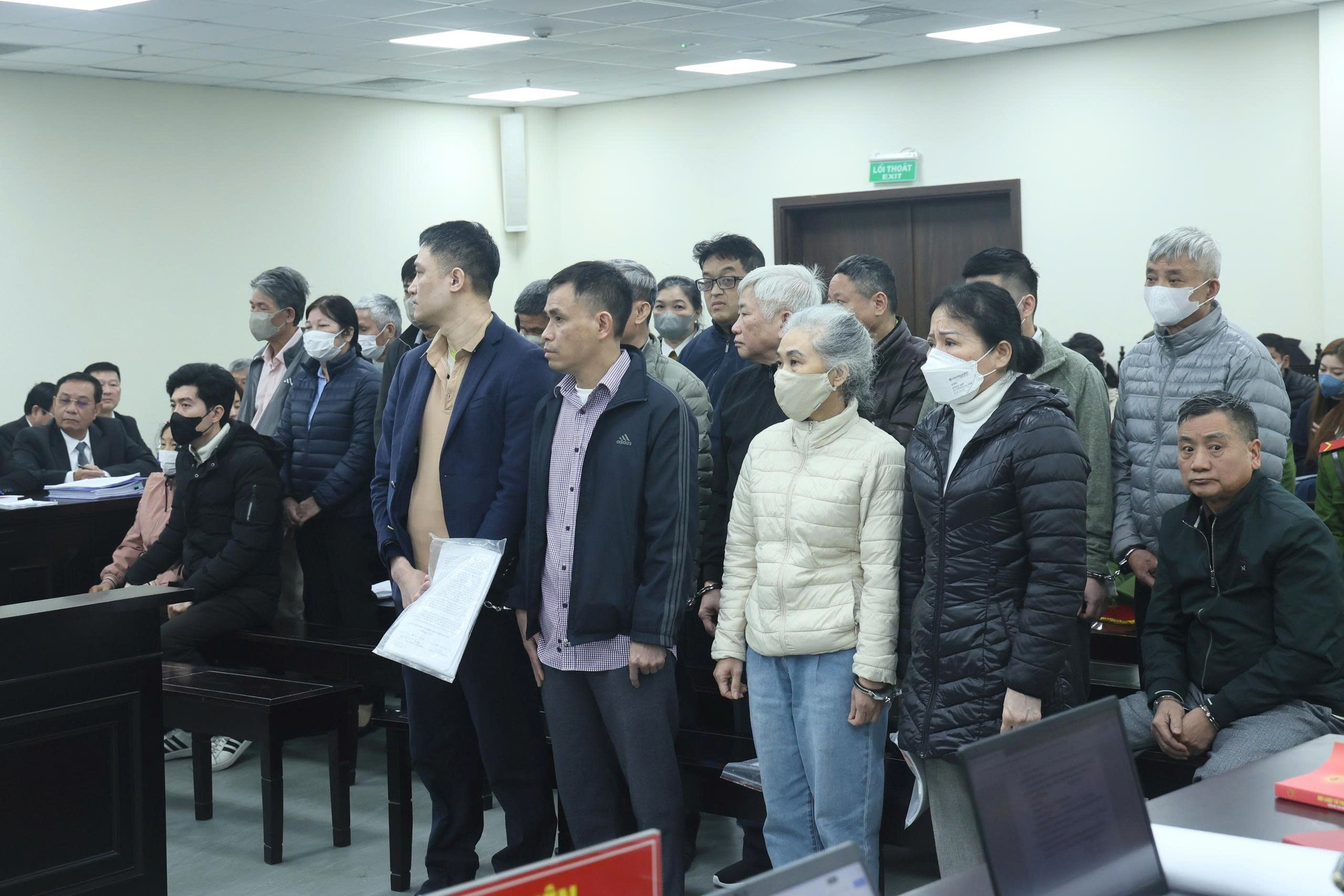 Các bị cáo tại tòa ngày 27/1.