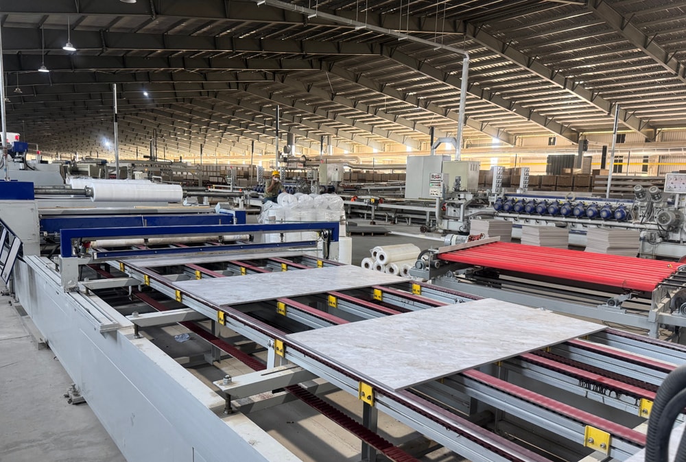 Dây chuyền sản xuất sản phẩm đá nung kết Slap Stone xuất khẩu sang Hoa Kỳ của doanh nghiệp tỉnh Nghệ An. Ảnh: Nguyễn Hải.