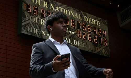 Tăng trưởng kinh tế toàn cầu đang phụ thuộc vào vay nợ