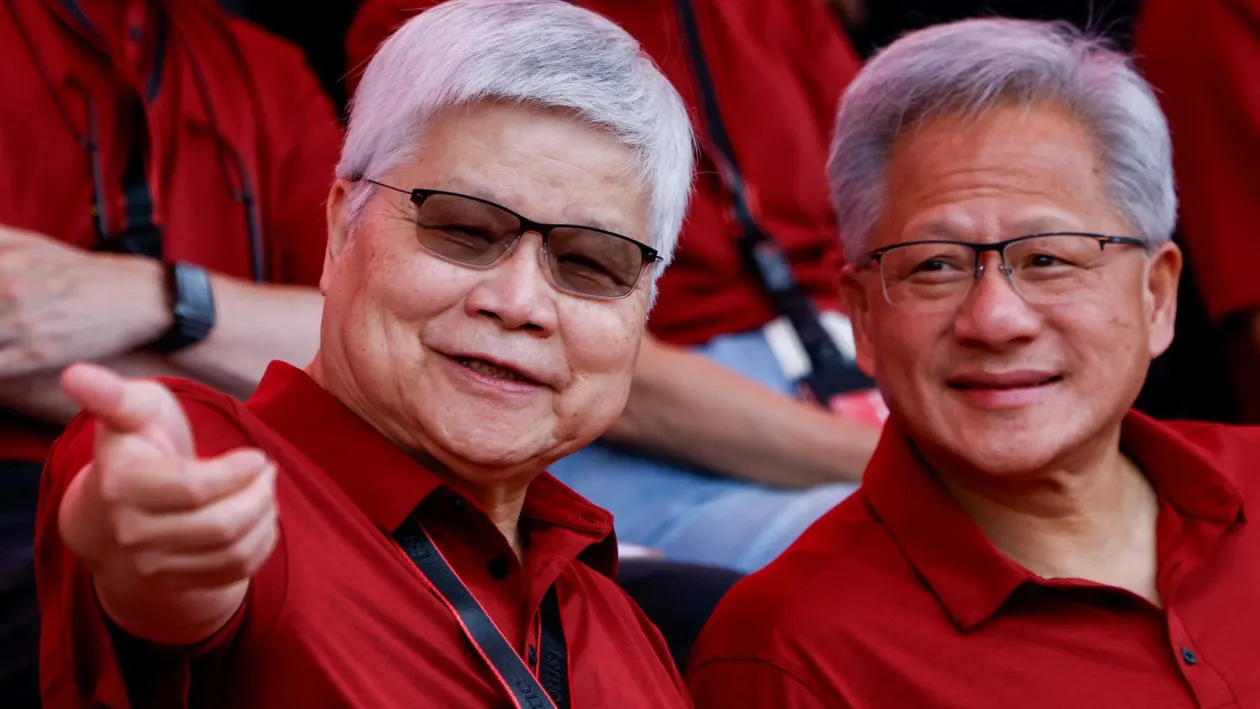 Ông C.C. Wei, Giám đốc Điều hành TSMC và ông Jensen Huang, Giám đốc Điều hành Nvidia, đang trao đổi với nhau trong ngày hội thể thao hàng năm của TSMC ở Tân Trúc, Đài Loan, hồi tháng 11 năm 2025