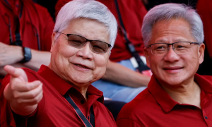 Ông C.C. Wei, Giám đốc Điều hành TSMC và ông Jensen Huang, Giám đốc Điều hành Nvidia, đang trao đổi với nhau trong ngày hội thể thao hàng năm của TSMC ở Tân Trúc, Đài Loan, hồi tháng 11 năm 2025