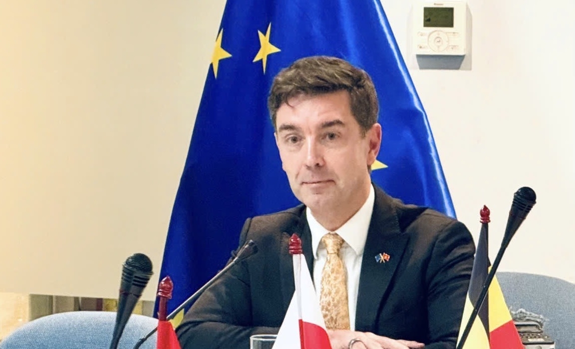 Đại sứ EU Julien Guerrier chủ trì buổi gặp gỡ báo chí.