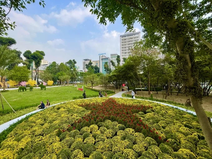 Nhà thi đấu Phan Đình Phùng bỏ hoang đã trở thành công viên phục vụ người dân dịp Tết Bính Ngọ. Ảnh: Hoàng Hùng