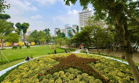 Nhà thi đấu Phan Đình Phùng bỏ hoang đã trở thành công viên phục vụ người dân dịp Tết Bính Ngọ. Ảnh: Hoàng Hùng
