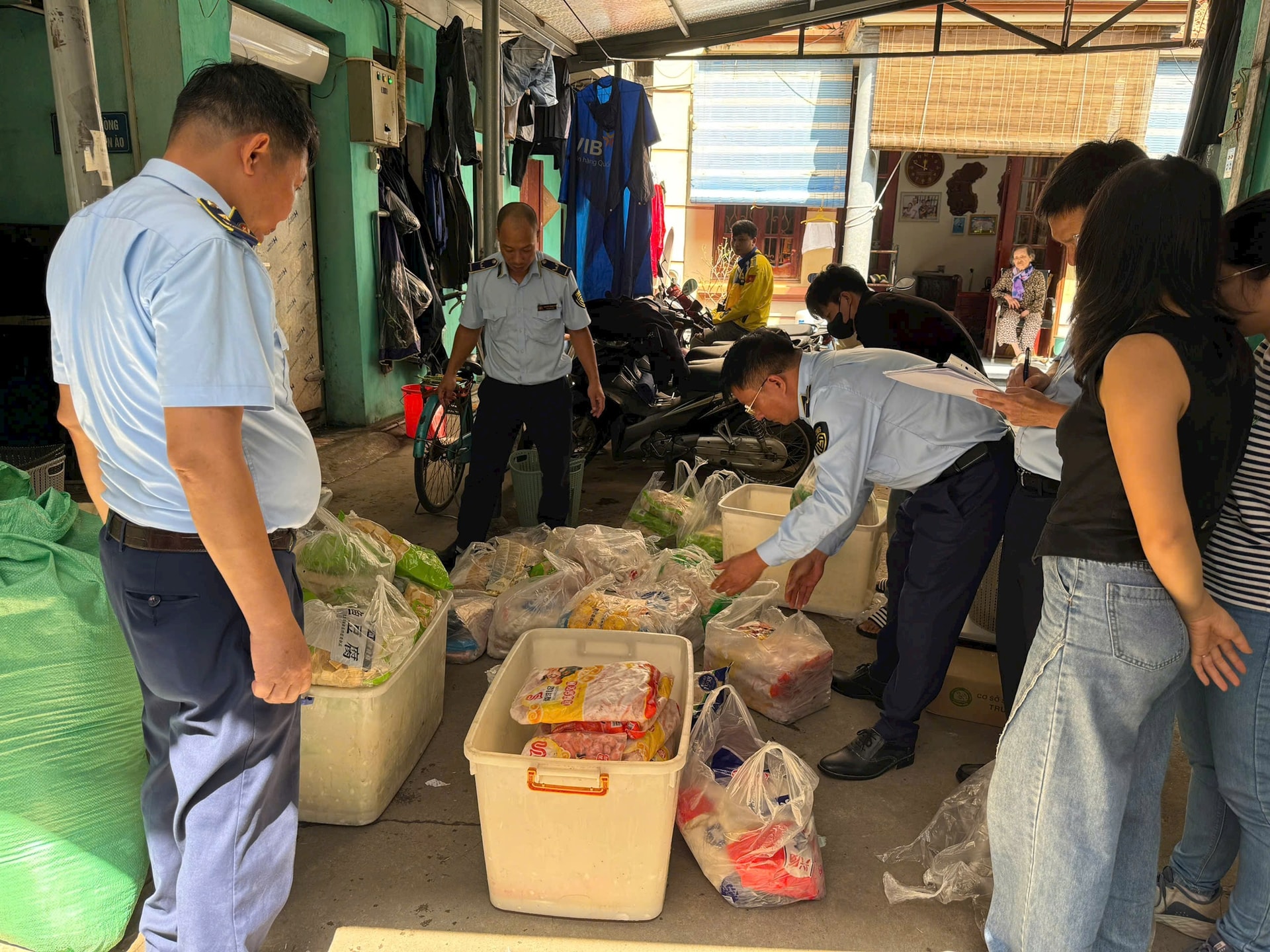 Hà Nội quyết tâm “siết” thị trường, chống buôn lậu, gian lận thương mại và hàng giả dịp Tết 2026.