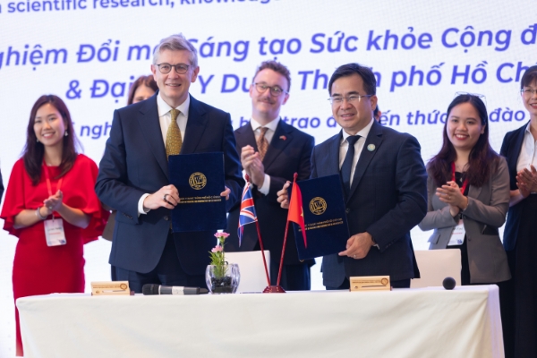 Một trong hai biên bản ghi nhớ hợp tác được kí kết tại Hội thảo “Chuyển đổi số y tế giữa Vương quốc Anh và Việt Nam”. Ảnh: Tổng lãnh sự Anh tại TP. Hồ Chí Minh