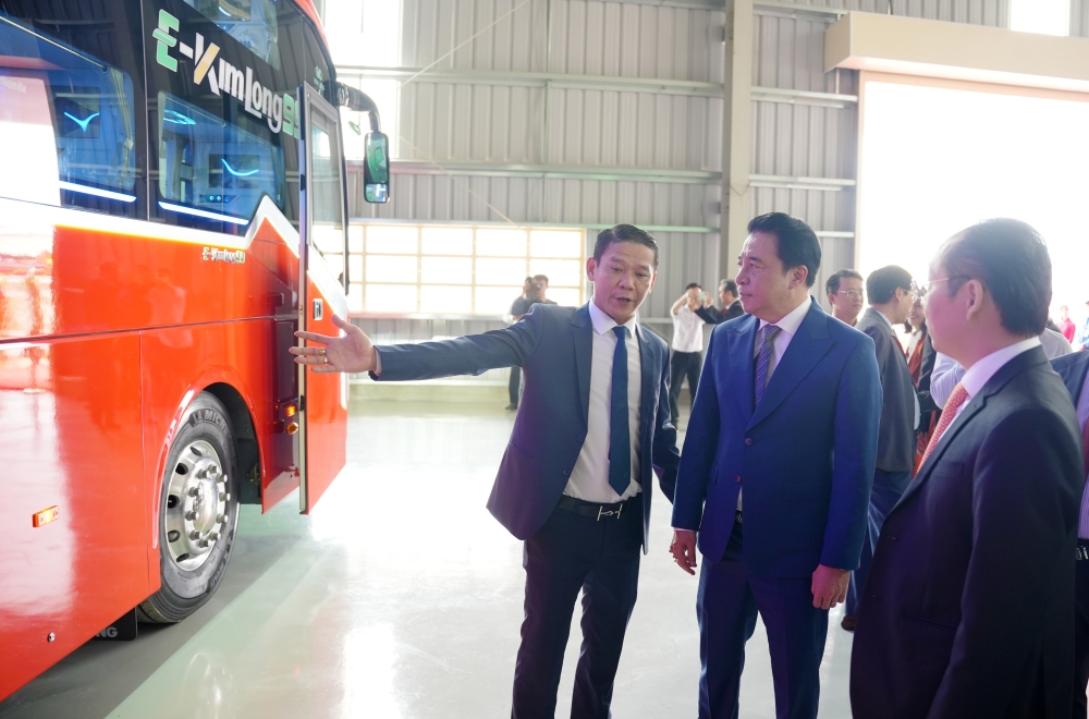 Chủ tịch UBND thành phố Huế Nguyễn Khắc Toàn thăm quan mẫu xe bus giường nằm EV 34 chỗ, ứng dụng công nghệ pin BYD