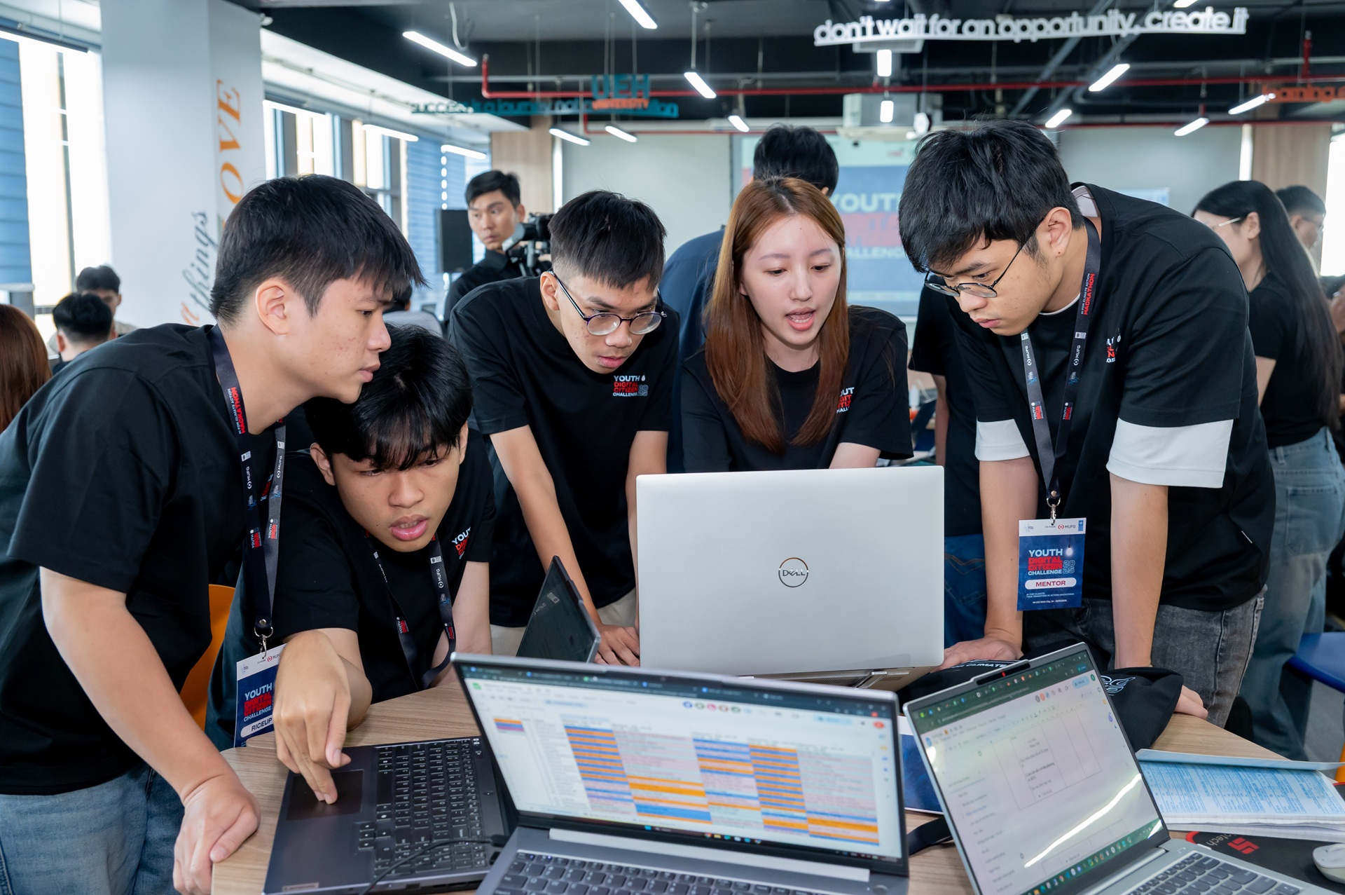 Dưới áp lực thời gian, các đội tập trung phát triển giải pháp dựa trên những vấn đề thực tiễn đã được xác định, đồng thời xây dựng các sản phẩm mẫu. 