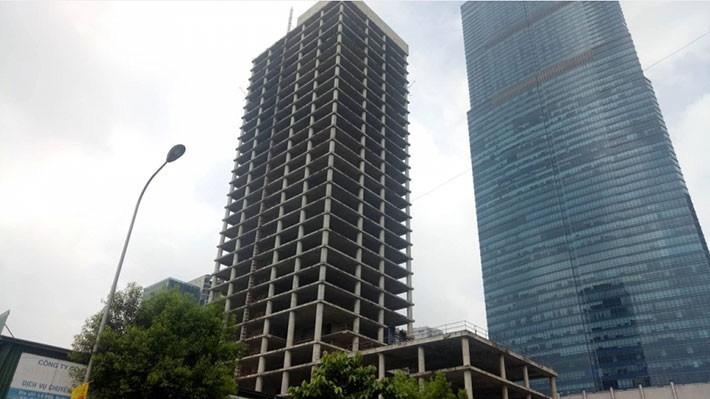 Dự án Trung tâm điều hành và giao dịch thương mại Vicem qua nhiều năm vẫn đang ở tình trạng xây thô. Ảnh: Lan Ca