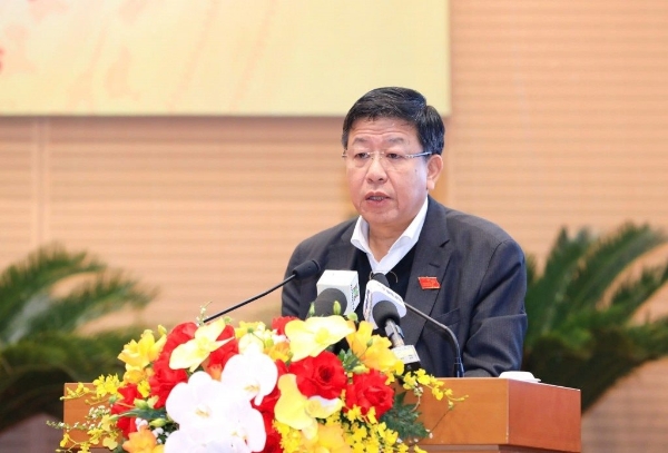 Phó Chủ tịch Thường trực UBND Thành phố Dương Đức Tuấn trình bày tờ trình tại kỳ họp. Ảnh: TTXVN