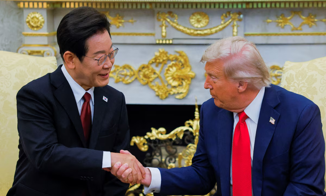 Tổng thống Hàn Quốc Lee Jae Myung (trái) và Tổng thống Mỹ Donald Trump trong cuộc gặp ở Nhà Trắng vào tháng 8/2025 - Ảnh: Reuters.