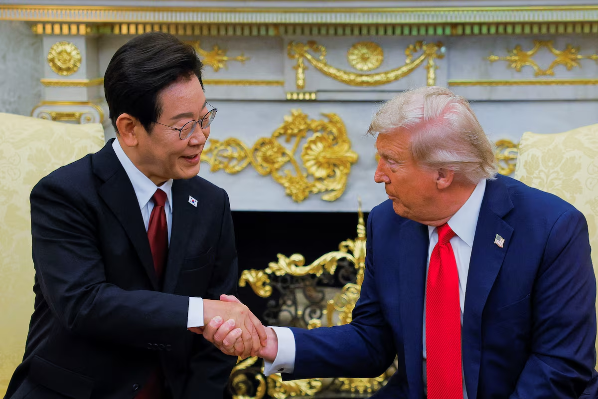 Tổng thống Hàn Quốc Lee Jae Myung (trái) và Tổng thống Mỹ Donald Trump trong cuộc gặp ở Nhà Trắng vào tháng 8/2025 - Ảnh: Reuters.