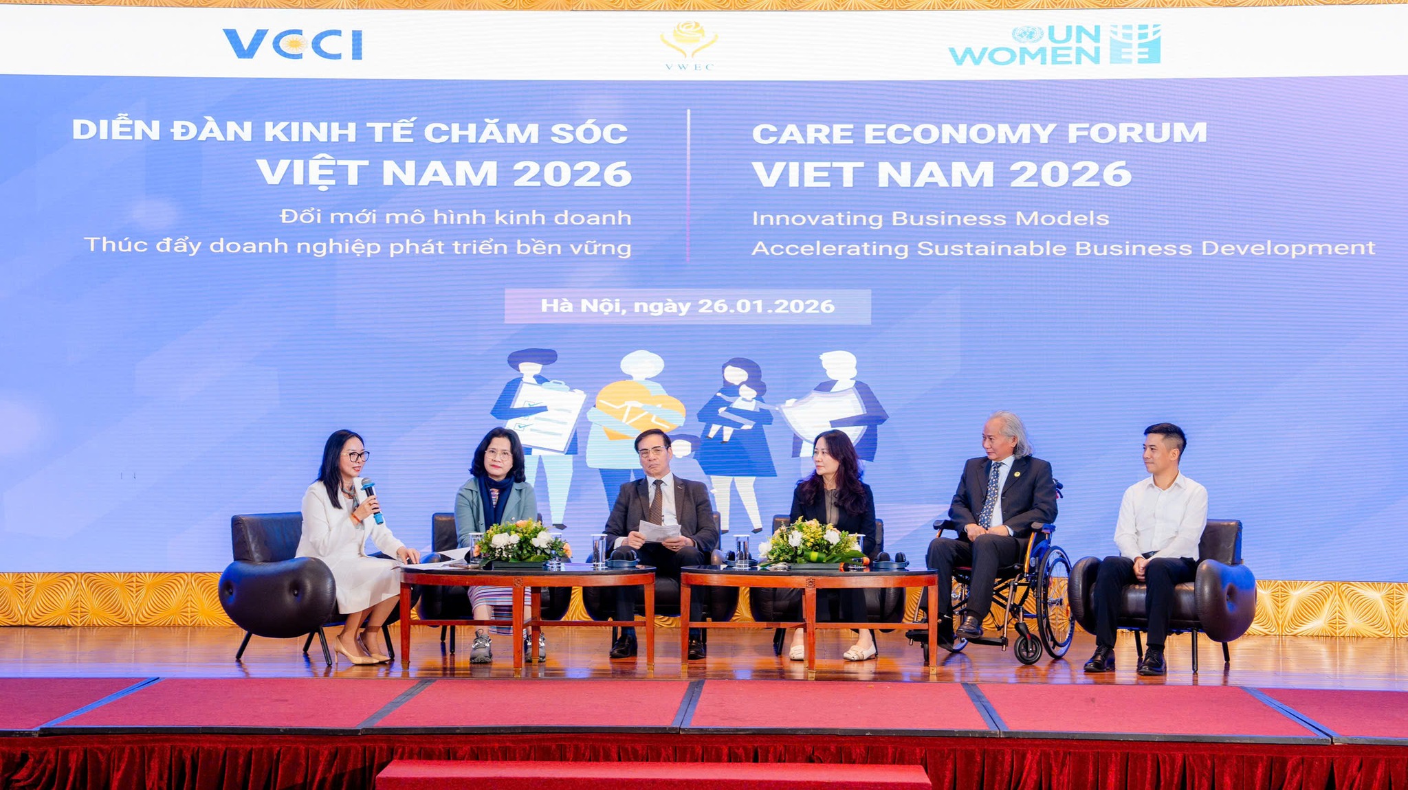 Các chuyên gia chia sẻ tại diễn đàn.