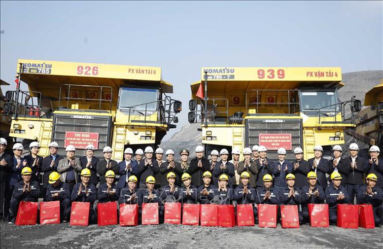 Tổng Bí thư Tô Lâm, Thủ tướng Phạm Minh Chính thăm, chúc Tết, tặng quà cán bộ, công nhân trực tiếp sản xuất tại Công ty Cổ phần Than Đèo Nai - Cọc Sáu, Tập đoàn Công nghiệp Than và Khoáng sản Việt Nam, tại tỉnh Quảng Ninh - Ảnh: TTXVN