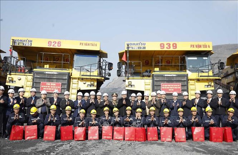 Tổng Bí thư Tô Lâm, Thủ tướng Phạm Minh Chính thăm, chúc Tết, tặng quà cán bộ, công nhân trực tiếp sản xuất tại Công ty Cổ phần Than Đèo Nai - Cọc Sáu, Tập đoàn Công nghiệp Than và Khoáng sản Việt Nam, tại tỉnh Quảng Ninh - Ảnh: TTXVN