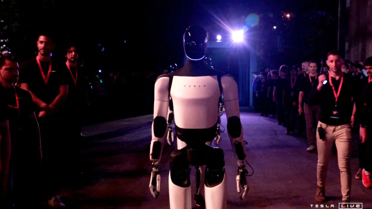 Robot Optimus của Tesla di chuyển trong sự kiện ra mắt tại California (Hoa Kỳ) vào ngày 10/10/2024.