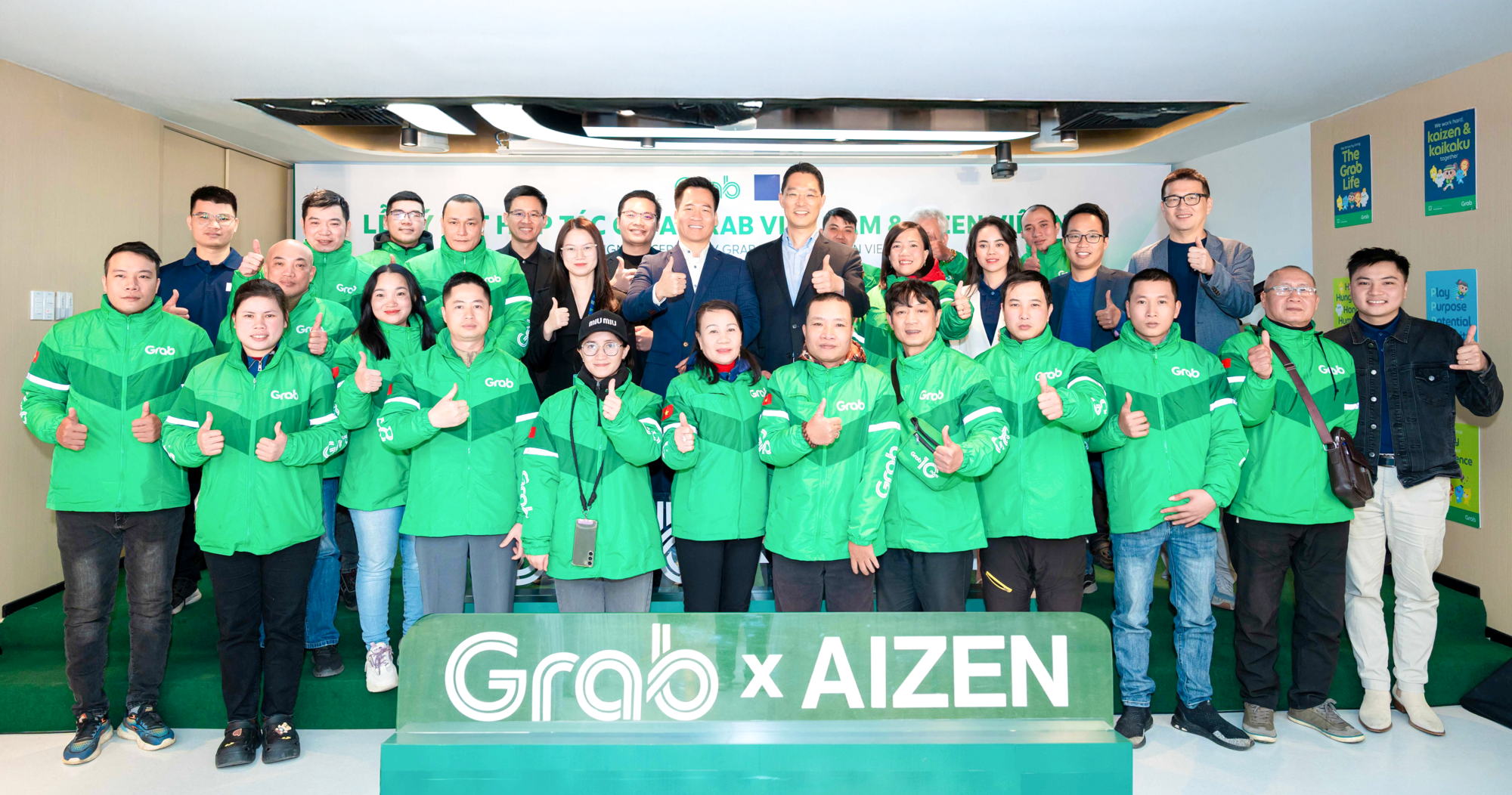 Grab Việt Nam và AIZEN Việt Nam hợp tác mang đến giải pháp thuê xe máy điện cho đối tác tài xế Grab. Ảnh: Grab Việt Nam.