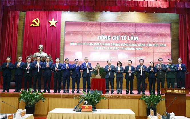 Tổng Bí thư Tô Lâm tặng bức tượng Chủ tịch Hồ Chí Minh cho tỉnh Quảng Ninh. Ảnh: TTXVN