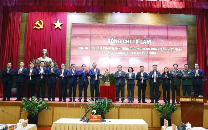 Tổng Bí thư Tô Lâm tặng bức tượng Chủ tịch Hồ Chí Minh cho tỉnh Quảng Ninh. Ảnh: TTXVN