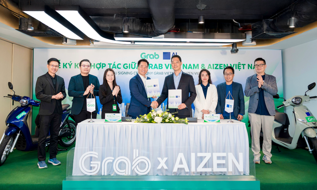 Đại diện Grab Việt Nam và AIZEN Việt Nam ký kết thoả thuận hợp tác.Ảnh: Grab Việt Nam.