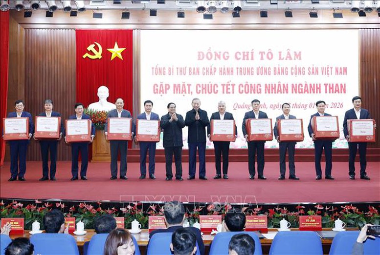 Tổng Bí thư Tô Lâm, Thủ tướng Phạm Minh Chính tặng quà cho các tập thể - Ảnh: TTXVN