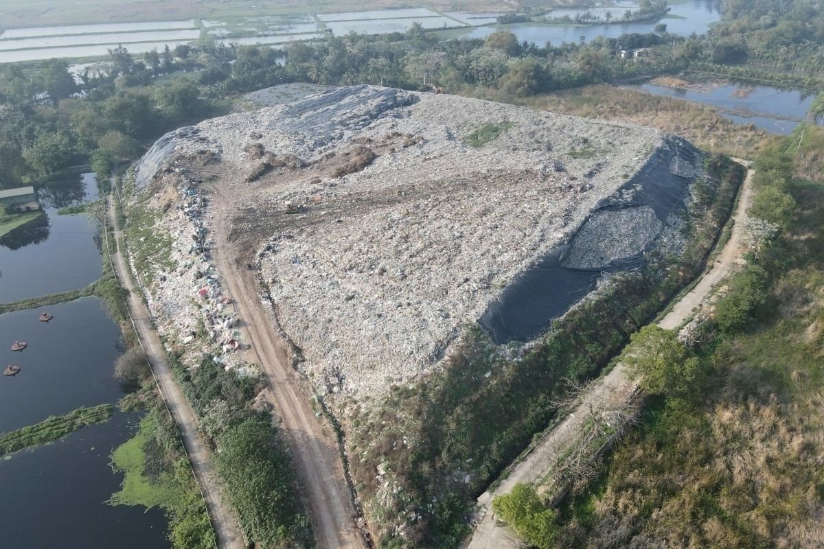 Bãi chôn lấp rác thải sinh hoạt tại phường Sầm Sơn nhiều năm qua rơi vào tình trạng quá tải, gây áp lực lớn lên môi trường xung quanh.