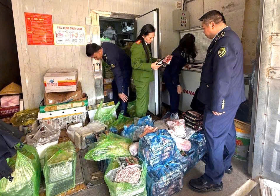 Lực lượng công an phối hợp kiểm tra, thu giữ hàng hoá không rõ nguồn gốc xuất xứ.