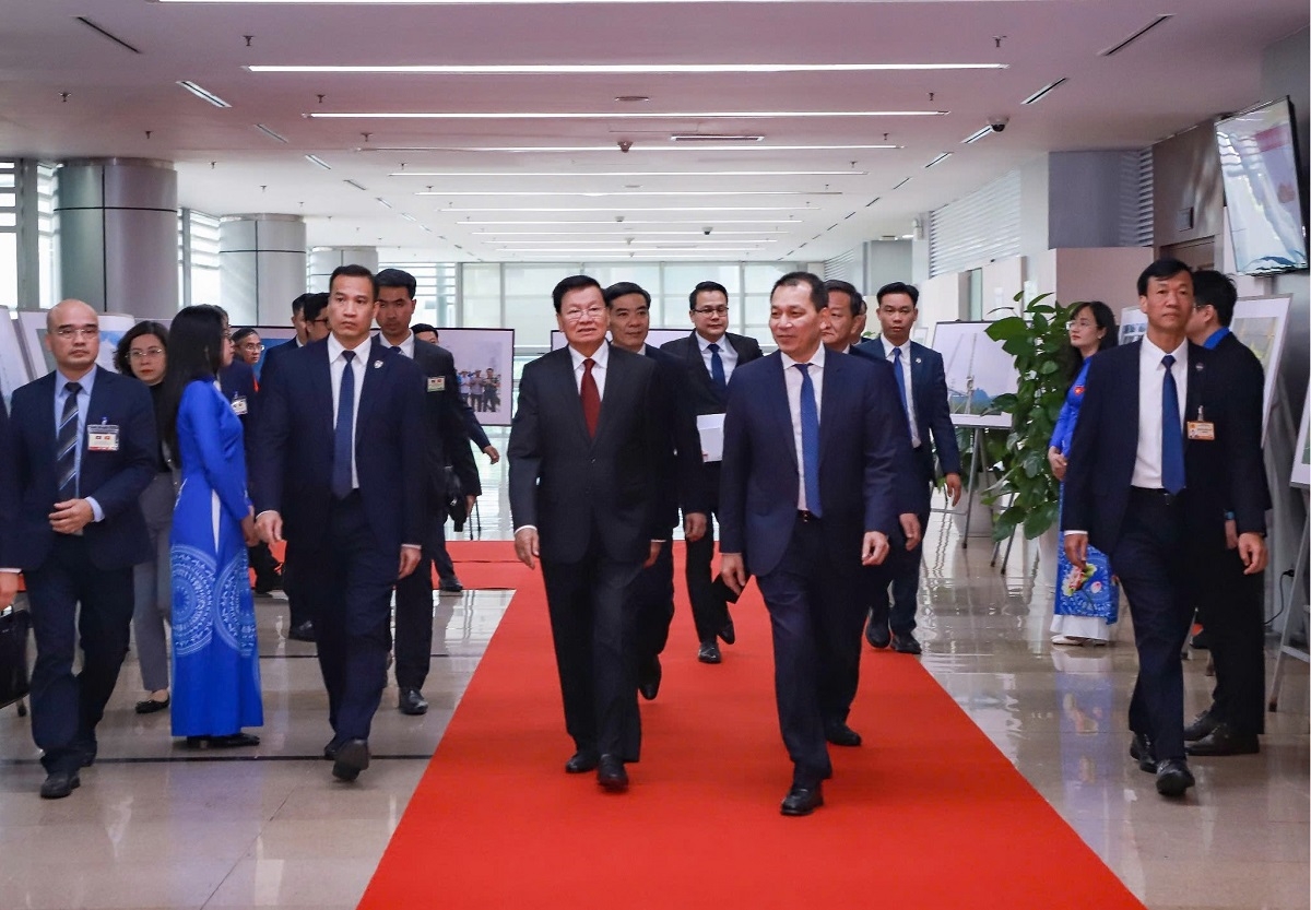 Tổng Bí thư, Chủ tịch nước Cộng hòa Dân chủ Nhân dân Lào Thongloun Sisoulith cùng đoàn đại biểu cấp cao Đảng, Nhà nước Lào đã đến thăm và làm việc tại Tập đoàn Điện lực Việt Nam (EVN).