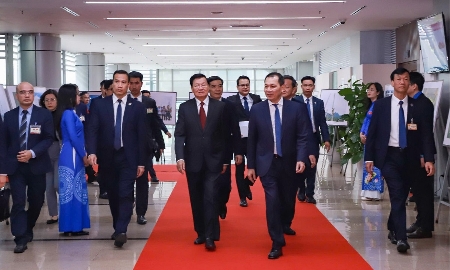Tổng Bí thư, Chủ tịch nước Cộng hòa Dân chủ Nhân dân Lào Thongloun Sisoulith cùng đoàn đại biểu cấp cao Đảng, Nhà nước Lào đã đến thăm và làm việc tại Tập đoàn Điện lực Việt Nam (EVN).
