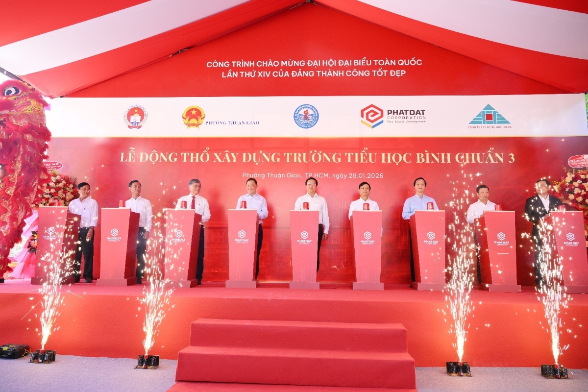 Các đại biểu tham gia ấn nút thực hiện nghi thức động thổ xây dựng Trường Tiểu học Bình Chuẩn 3. Ảnh:&nbsp;Phát Đạt.&nbsp;