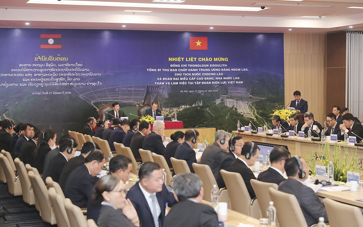 Lãnh đạo EVN&nbsp;báo cáo về tình hình hợp tác Việt – Lào trong lĩnh vực điện năng. Ảnh: EVN.