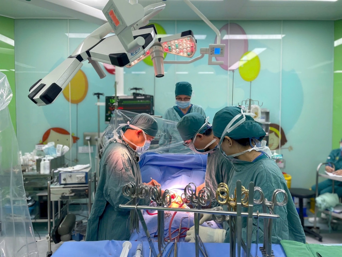 Bệnh viện Nhi đồng 2 phẫu thuật thành công cho bệnh nhi 5 tuổi bị hẹp khí quản bẩm sinh kèm tứ chứng Fallot.