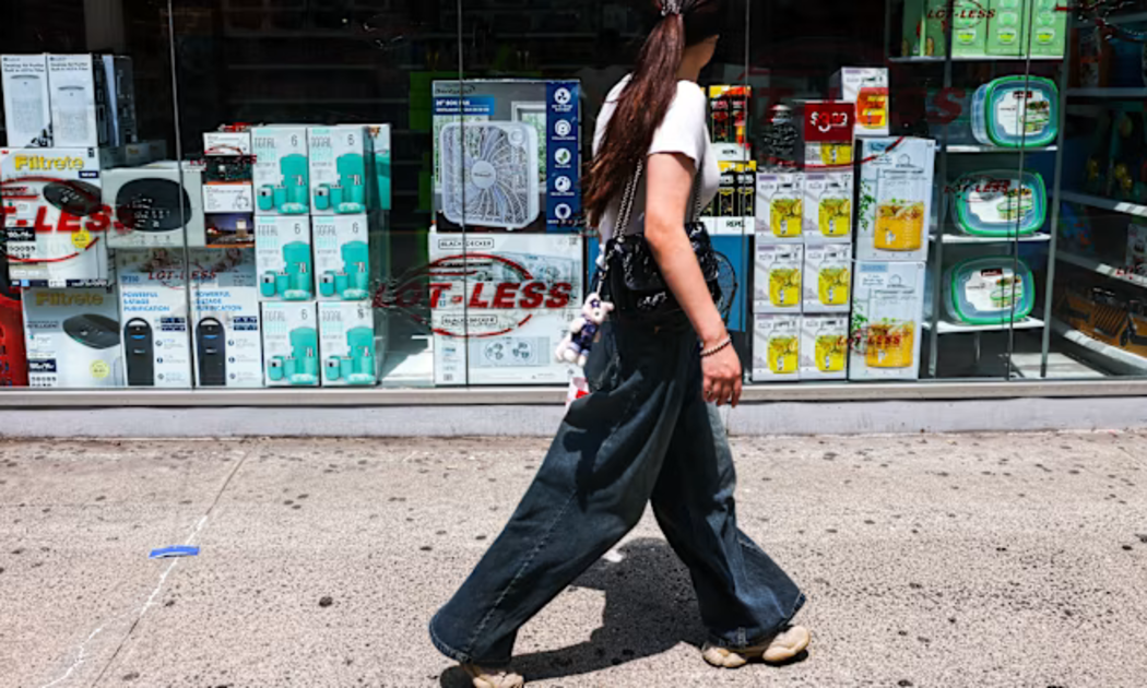 Niềm tin của người tiêu dùng Mỹ giảm xuống thấp nhất 12 năm