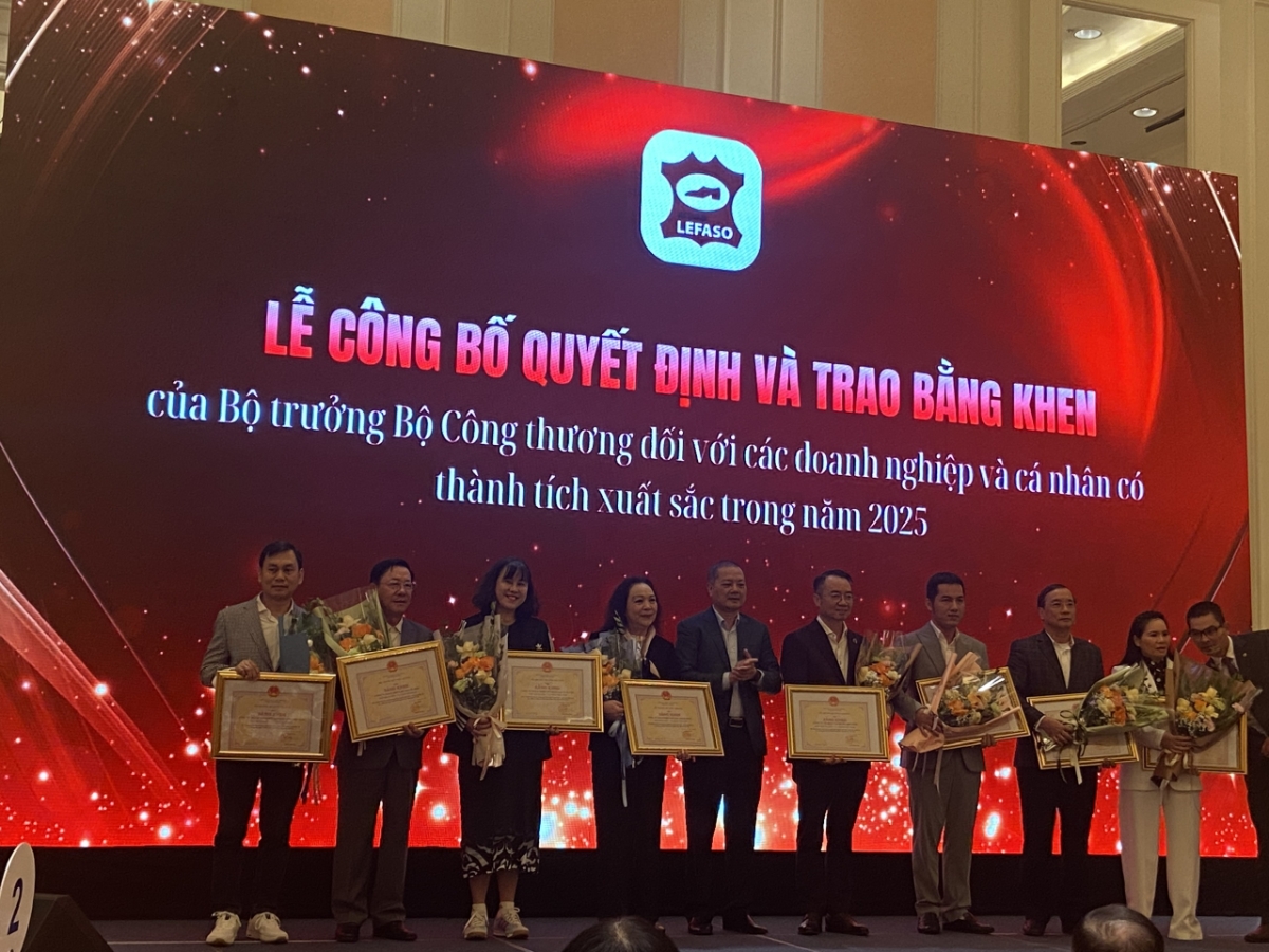 Các doanh nghiệp ngành da giầy có thành tích xuất sắc được Bộ Công Thương&nbsp;trao bằng khen.