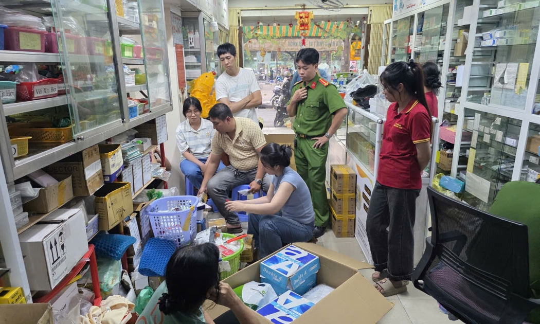 Cơ quan công an khám xét Cửa hàng Trang thiết bị nha khoa Tản Đà. Ảnh: Cổng thông tin điện tử Bộ Công an.