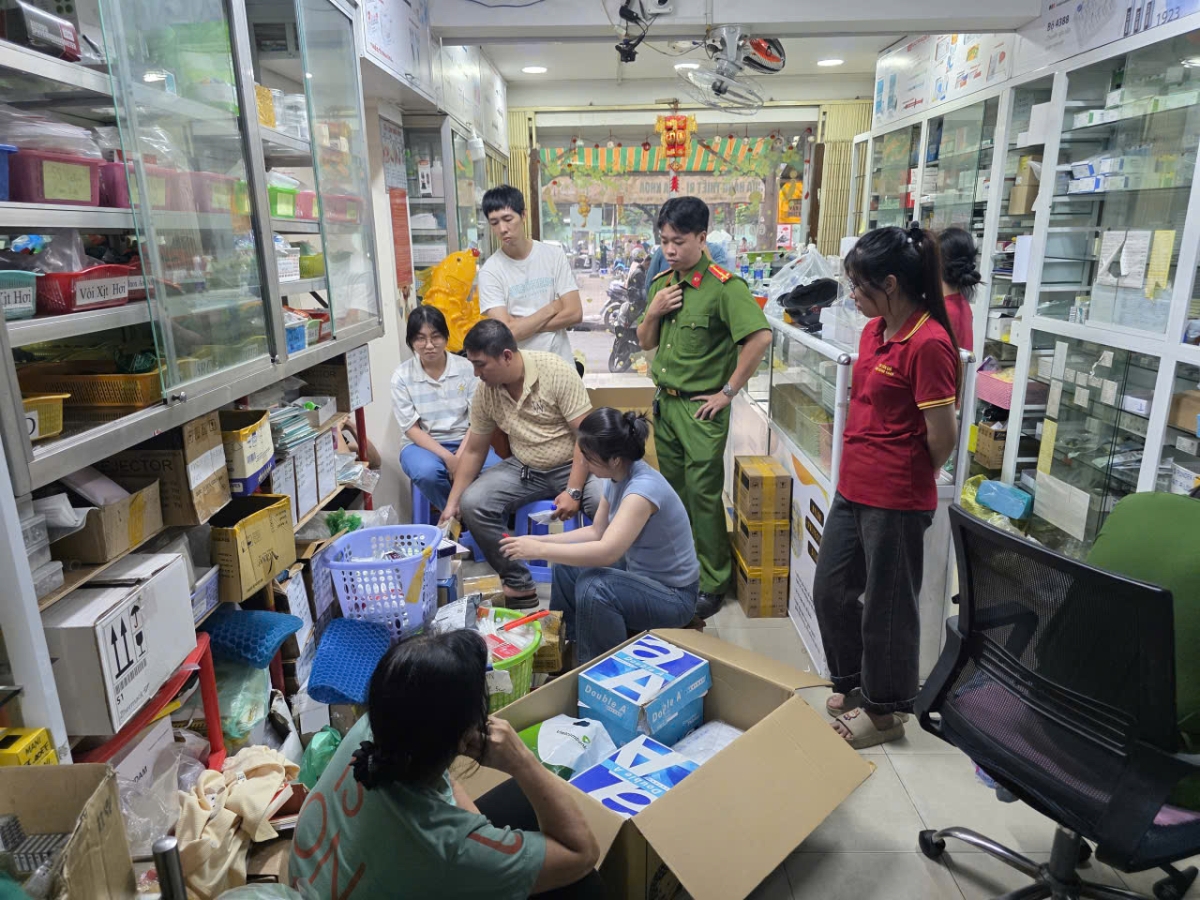 Cơ quan công an khám xét Cửa hàng Trang thiết bị nha khoa Tản Đà. Ảnh: Cổng thông tin điện tử Bộ Công an.