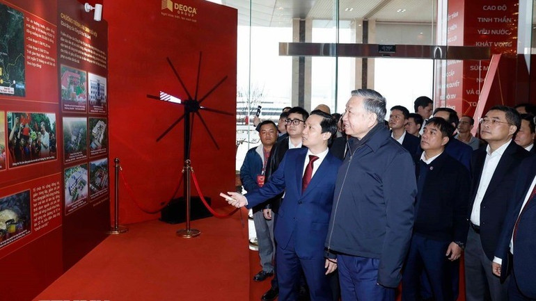 Tổng Bí thư Tô Lâm và các đại biểu tham quan không gian trưng bày ảnh về Ban Chấp hành Đảng bộ tỉnh Cao Bằng. Ảnh: TTXVN